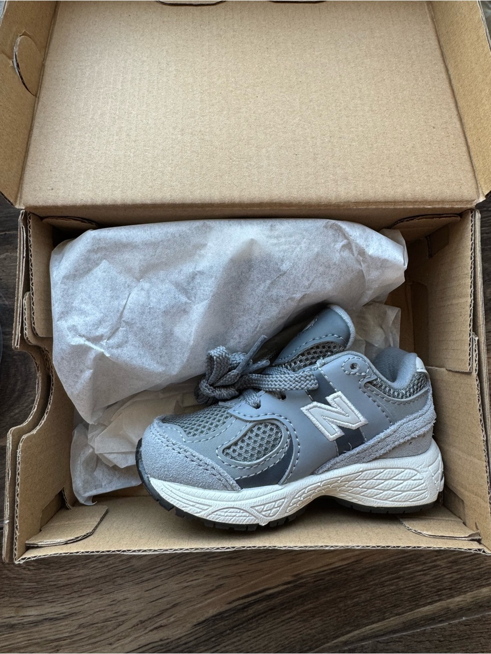2002 New Balance Kids Gray Lace-Up Athletic Sneaker